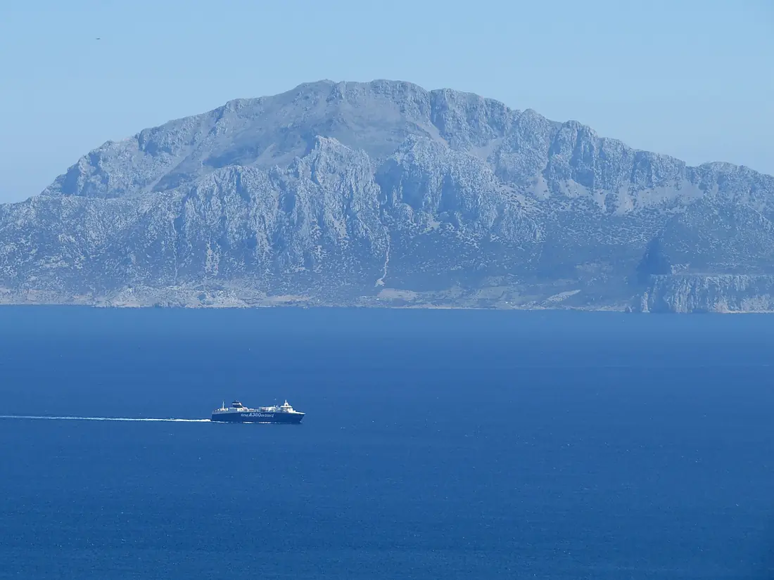 Estrecho de Gibraltar y África ,un barco en su lento viaje.mirador entre Algeciras y Tarifa