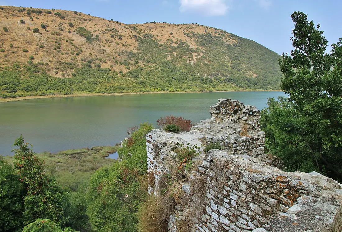 2011 Butrint 37 city wall ruins