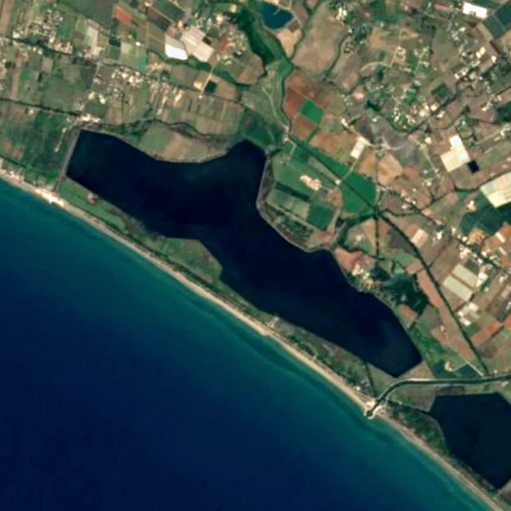 Lake Fogliano von oben gesehen (Sentinel-2)