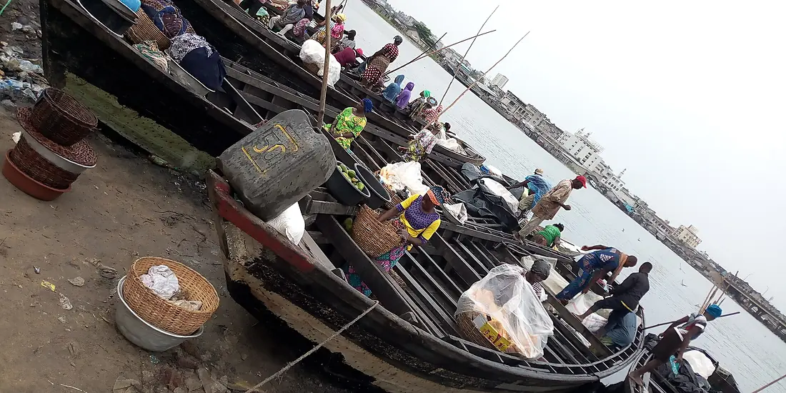 Embarquement des pirogues , bateau traditionnel au bord du lac Nokoué à tokpa