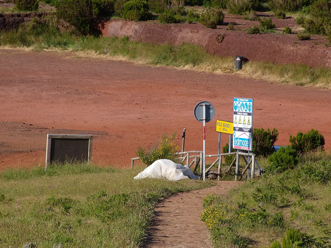 Parking Achada do Teixeira, trail to Pico Ruivo, Madeira, Portugal, June-July 2011 - panoramio