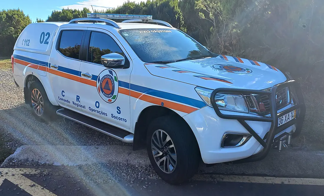 Madeira-Santana-hiking path (vereda) do Pico Ruivo-parking space-emergency vehicle Civil Protection and Disaste (Protecao Civil)-CROS-Santana-03ASD
