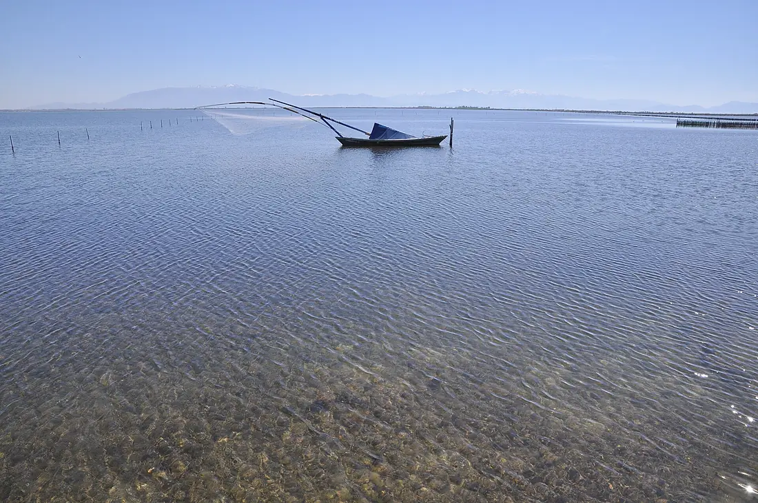 LIMNO THALASSA MESSOLONGHI GRECE