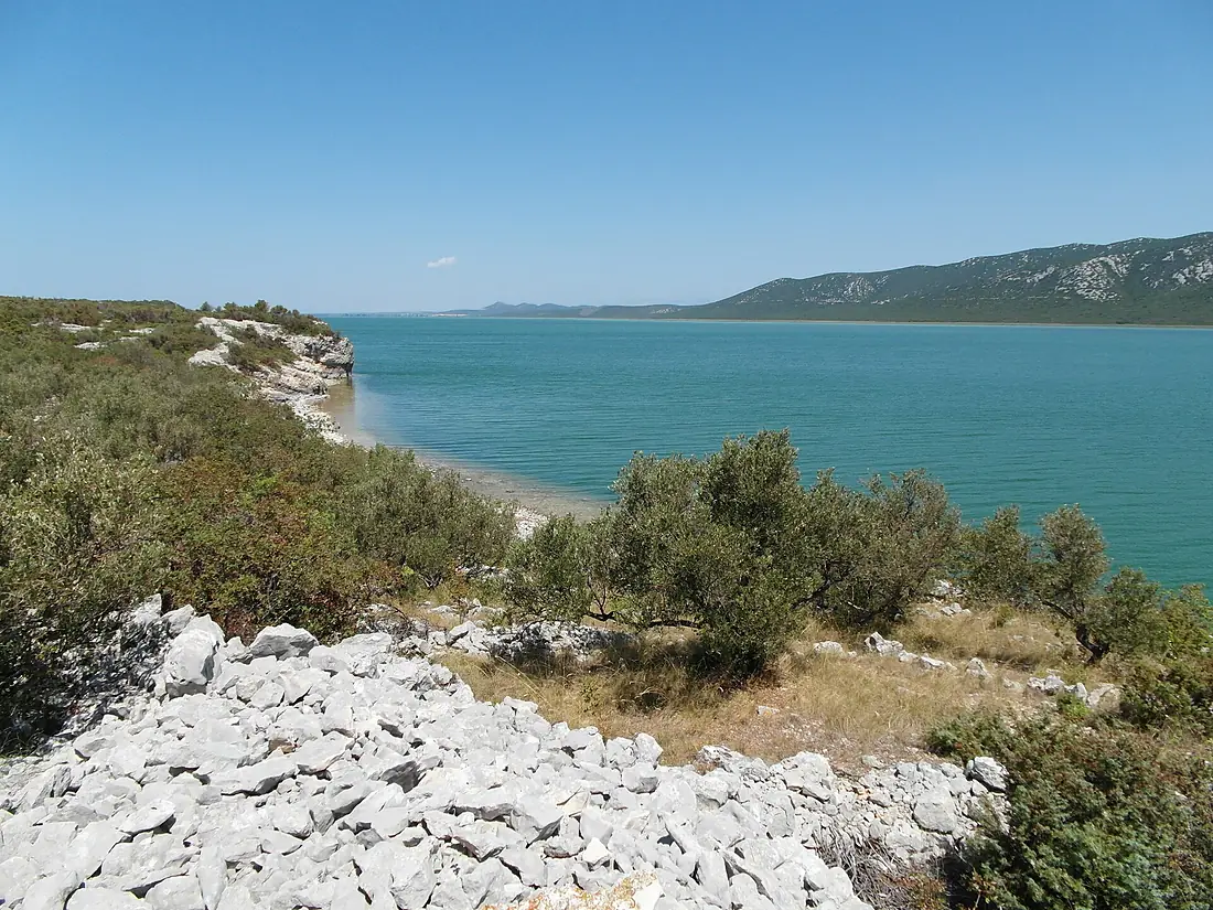 BREH VRANSKÉHO JAZERA - SHORE LAKE VRANA - panoramio