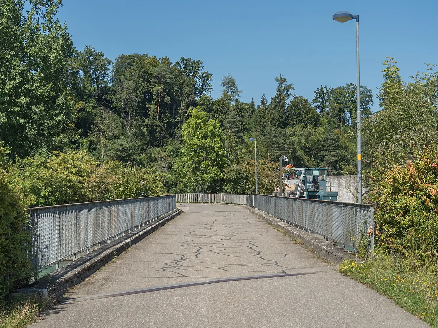 Strassenbrücke beim Kraftwerk Niederried über den Niederriedsee, Detligen BE 20240827-jag9889