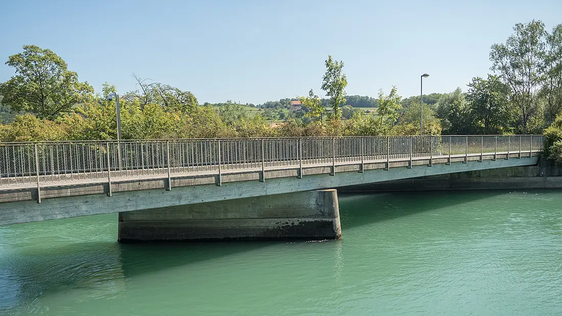 Strassenbrücke beim Kraftwerk Niederried über den Niederriedsee (Aare), Detligen BE 20240827-jag9889