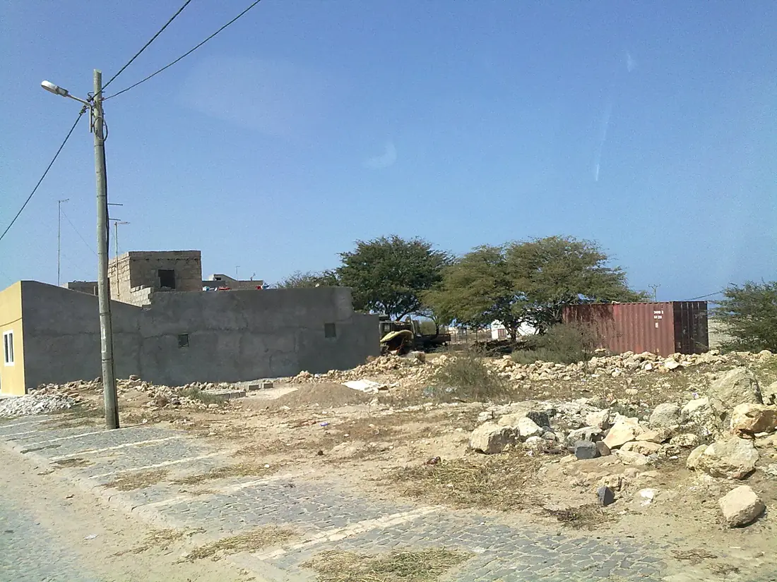 Rua e árvores em Rabil