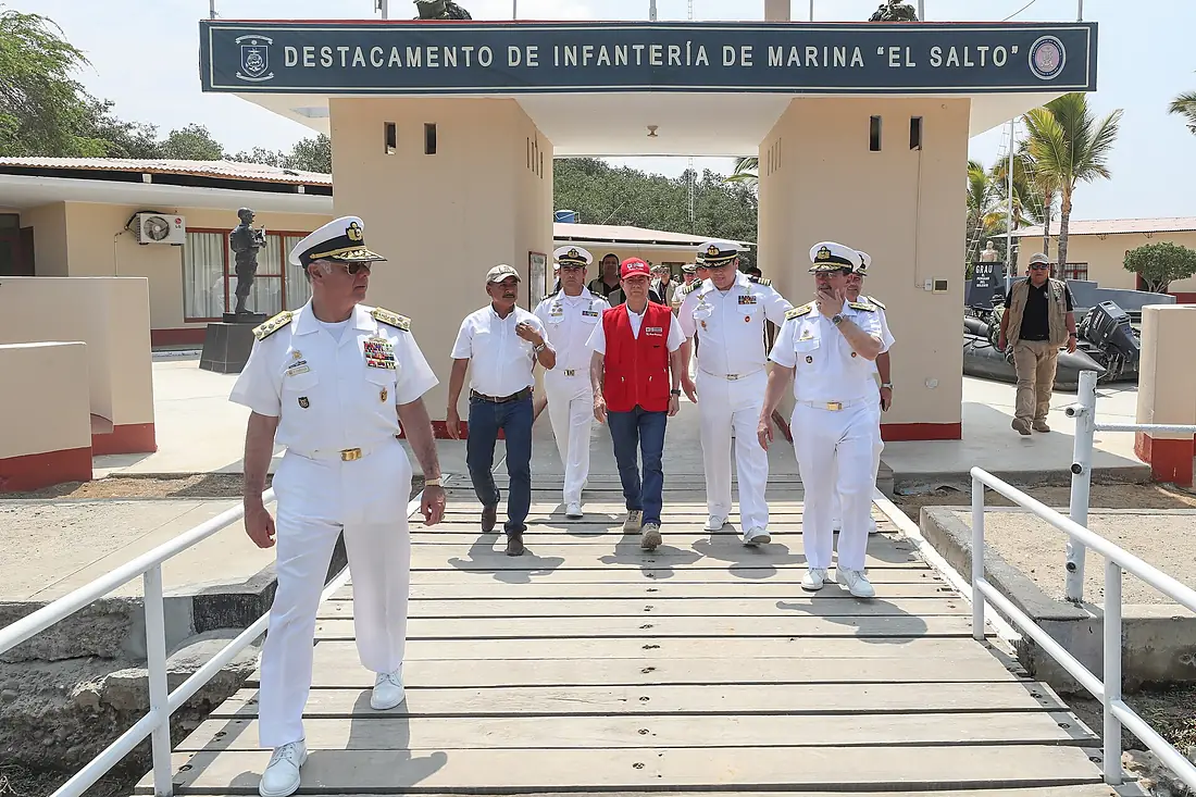 MINISTRO DE DEFENSA REALIZÓ VISITA DE TRABAJO A LA REGIÓN TÚMBES - 49279677721