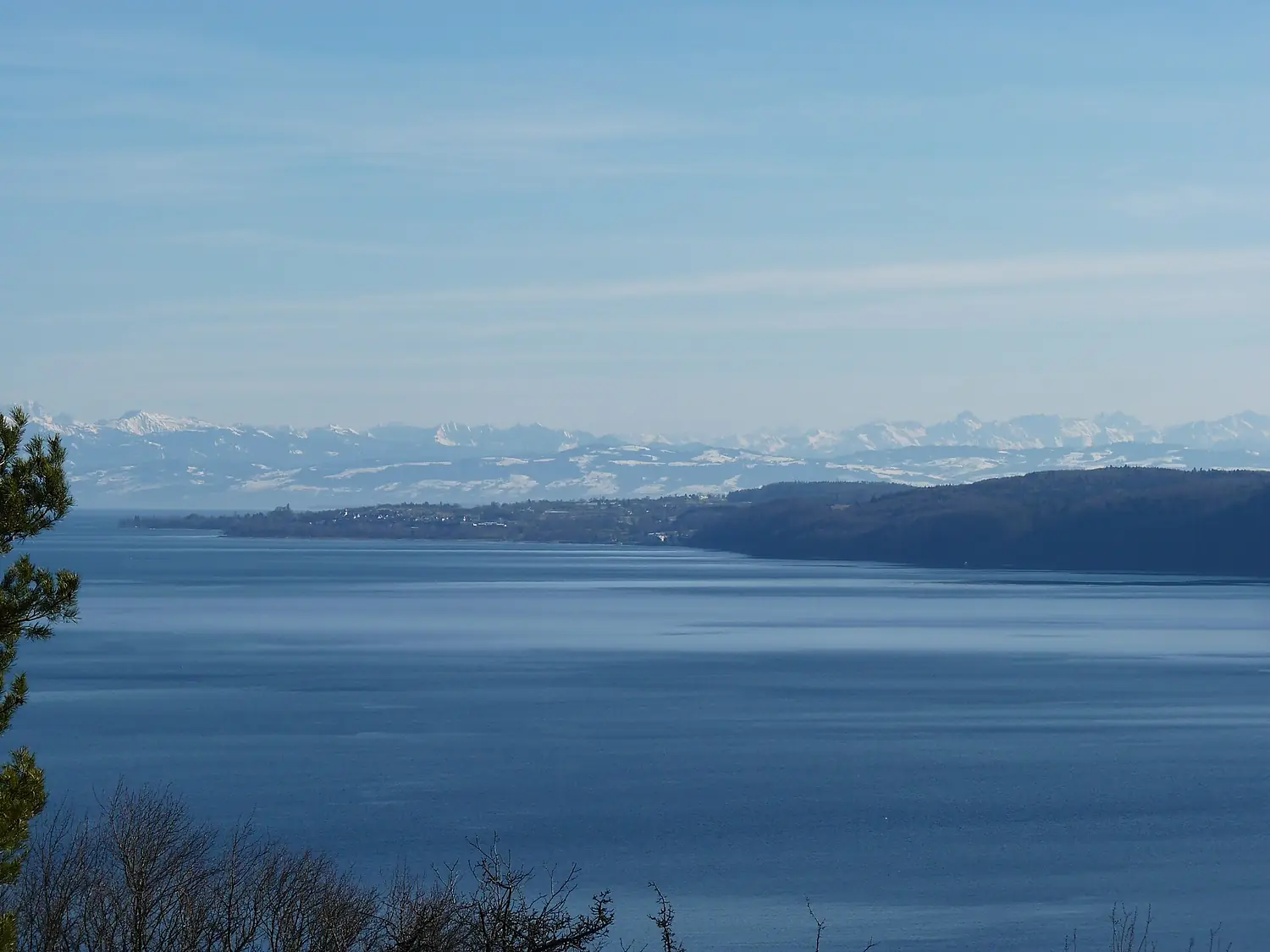 Blick von Bodman-Ludwigshafen auf Überlinger See und Alpenkette