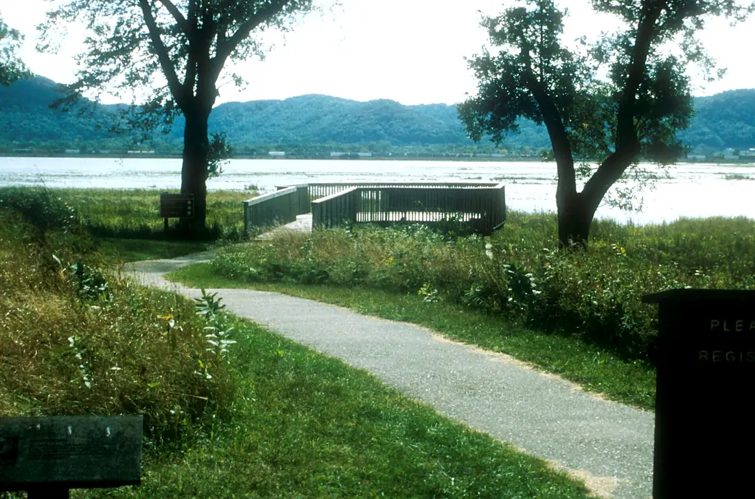Great River Road - Backwater Splendor In the Upper Mississippi River Refuge - NARA - 7718961