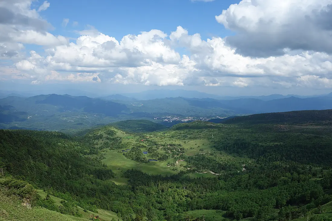 国道最高地点から芳ヶ平方面 20130708 - panoramio